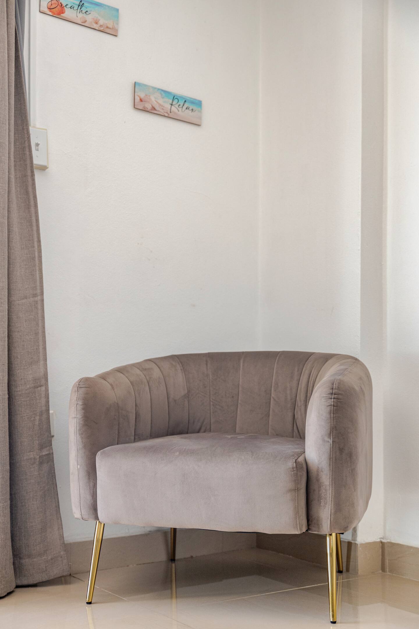 Sala de estar con sillón limpio y preparado