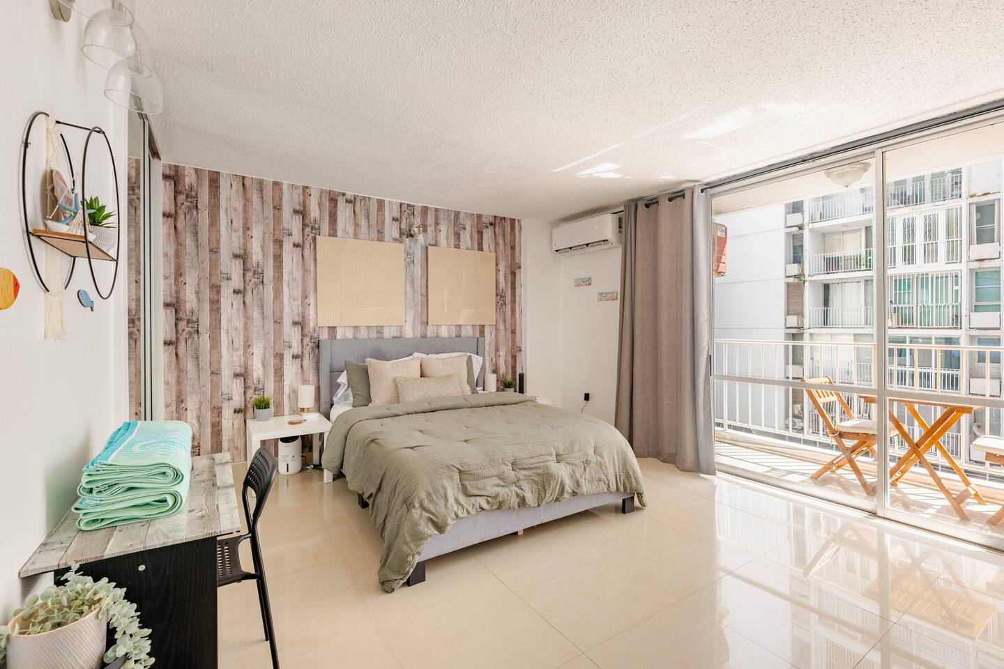 Dormitorio de una propiedad gestionada por My Happy Airbnb, con cama preparada y balcón